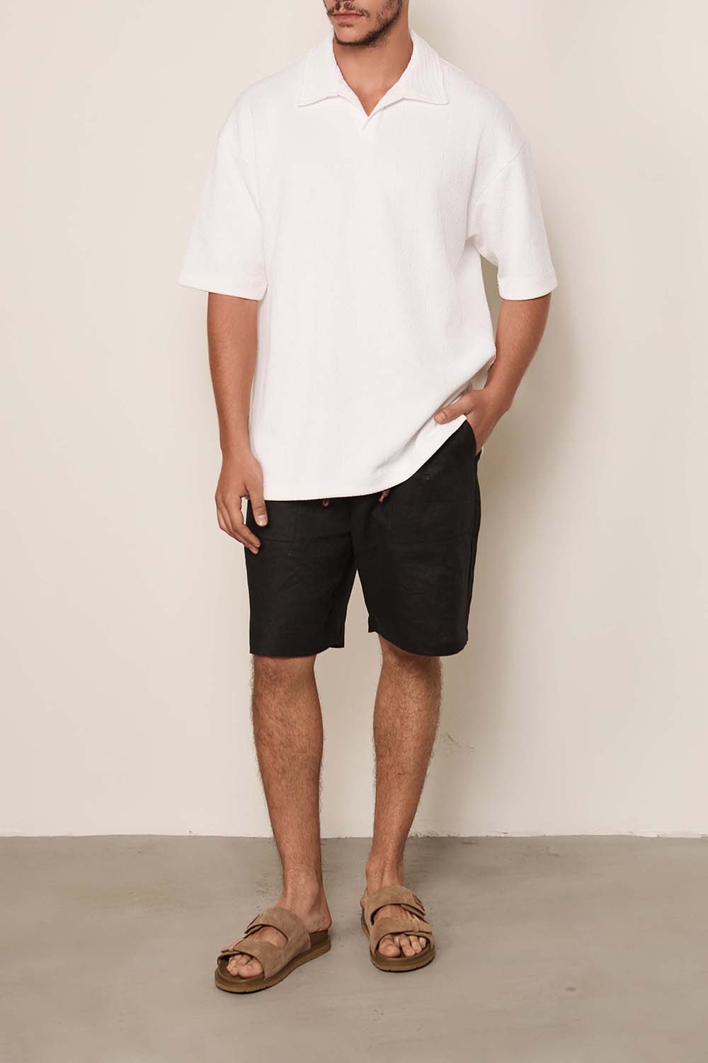 תמונת כל הלוק של חולצת פולו